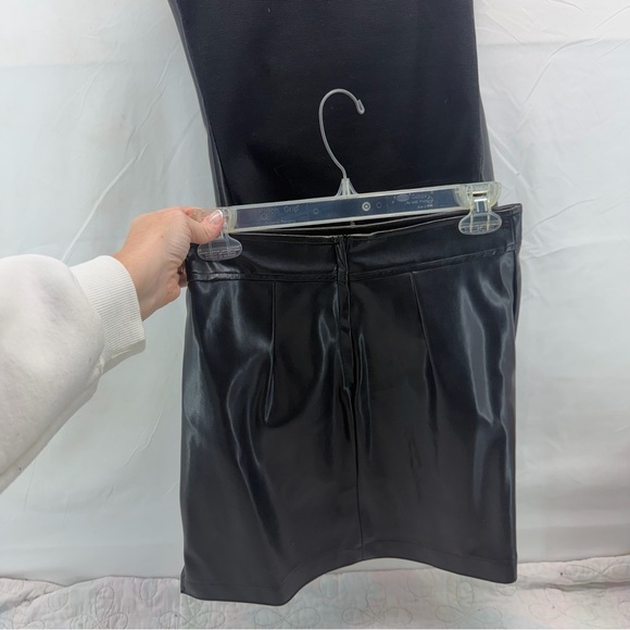 Wrapper Women’s small Black Faux Leather Zip-Up vest Top and 3/4 Skirt Set - Picture 3 of 15
